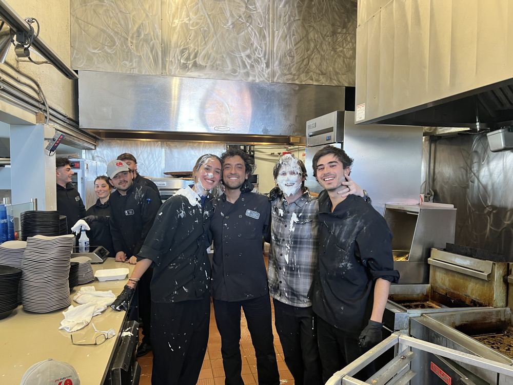 Participantes en una cocina profesional